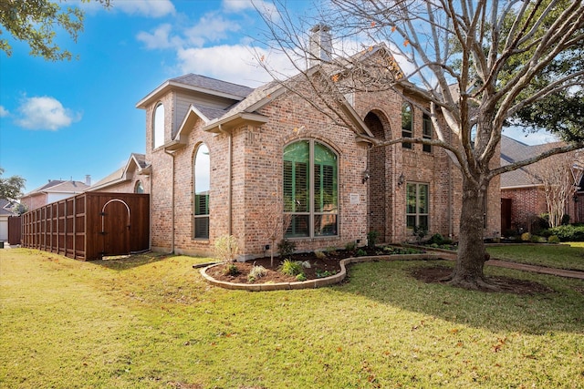 view of side of property featuring a lawn