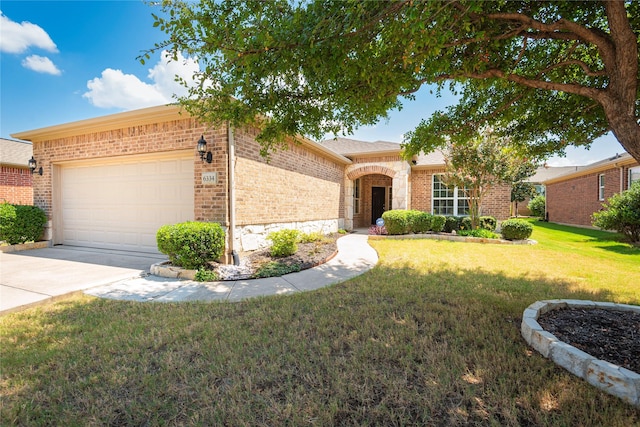 view of front of home featuring a garage and a front yard