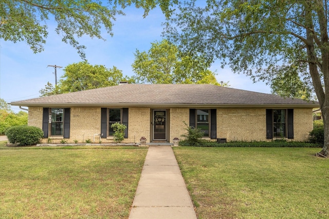 ranch-style house featuring a front lawn