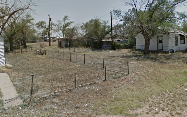 Listing photo 3 for 312 E Jefferson St, Borger TX 79007