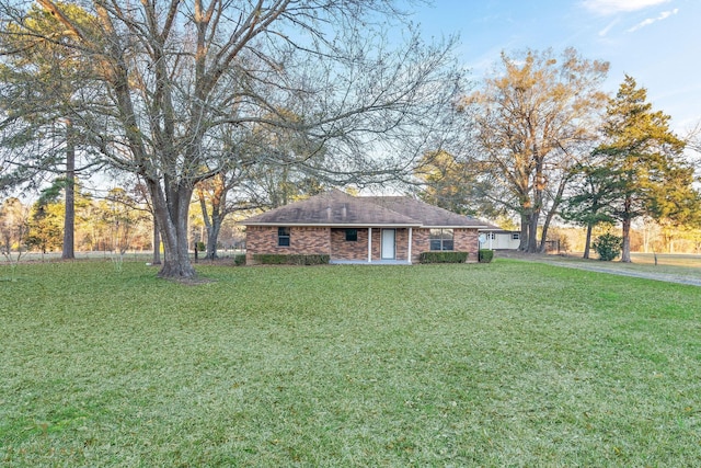 view of front facade with a front lawn