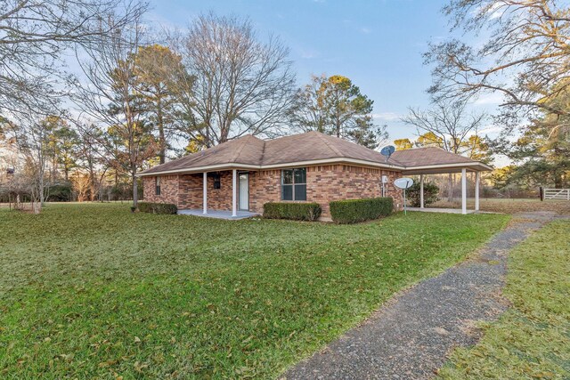 ranch-style home featuring a front lawn