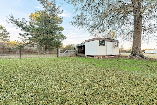 view of yard featuring an outbuilding