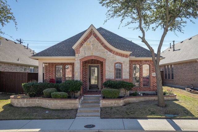 view of front of property featuring a front lawn