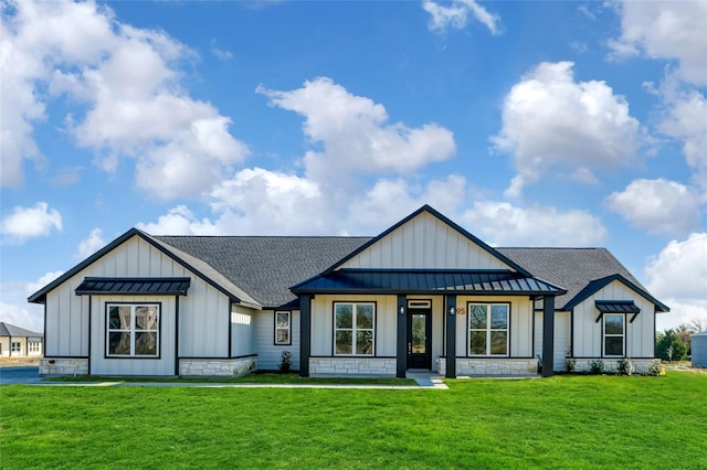 modern farmhouse style home featuring a front lawn