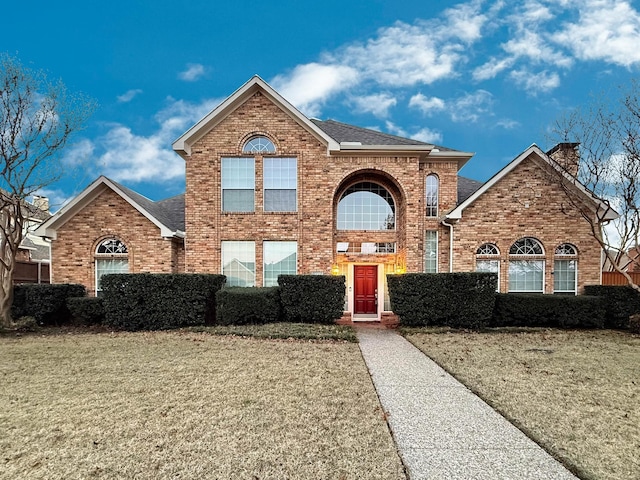 view of front property featuring a front lawn