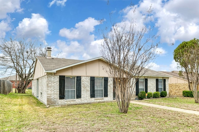 ranch-style house featuring a front yard