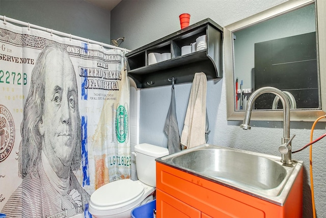 bathroom with a shower with curtain, vanity, and toilet