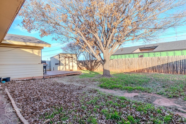 view of yard featuring a storage unit