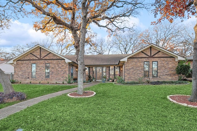 ranch-style house featuring a front lawn