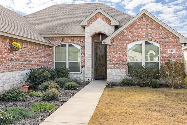 view of front of home featuring a front lawn