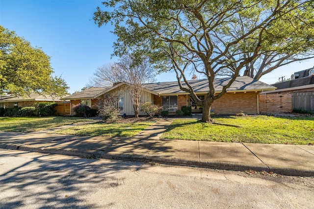 ranch-style house featuring a front lawn