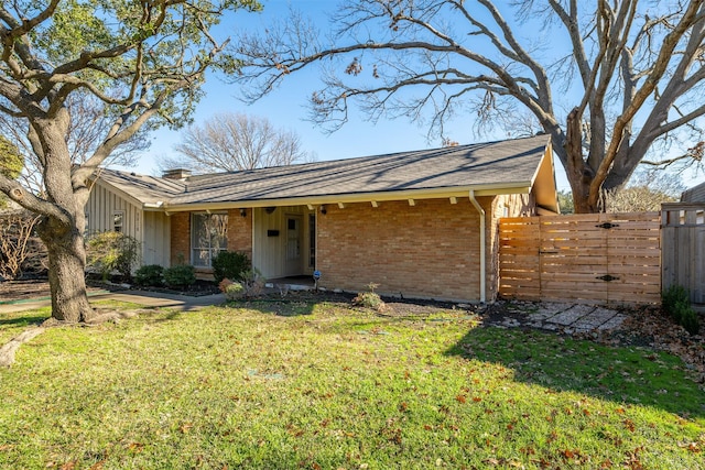 ranch-style home featuring a front lawn