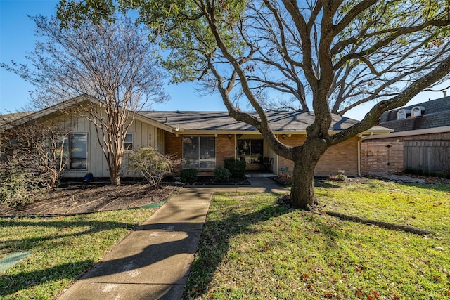 ranch-style house featuring a front yard