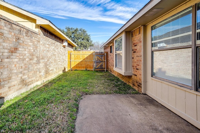 view of yard featuring a patio