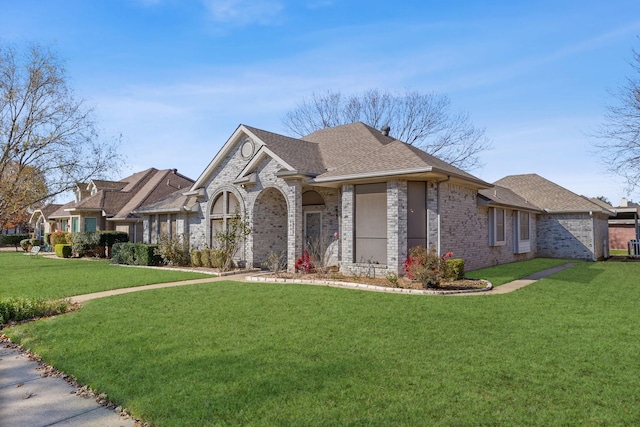 view of front of property featuring a front lawn