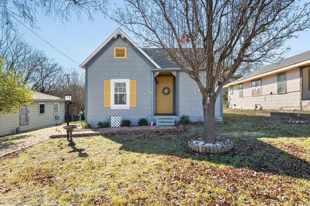 view of front of home featuring a front lawn