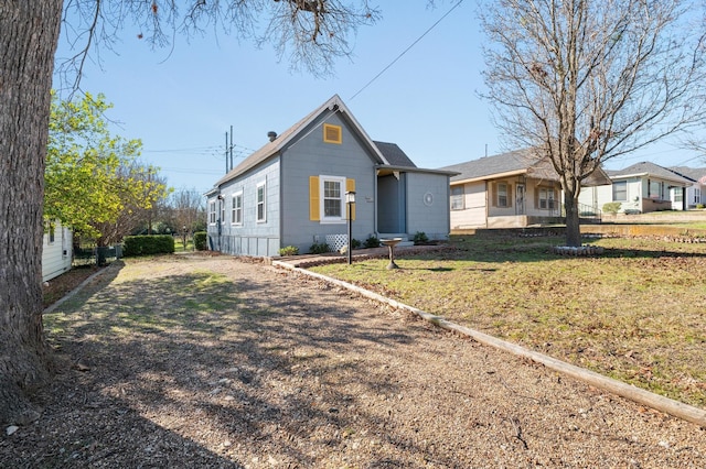 view of front facade featuring a front yard