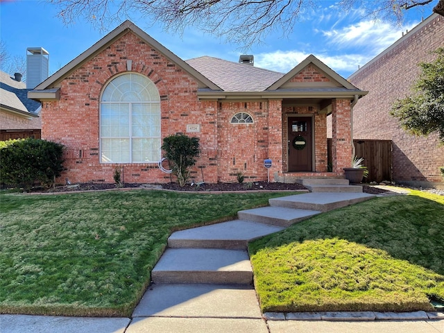 view of front facade featuring a front lawn