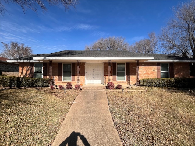 single story home featuring a front yard