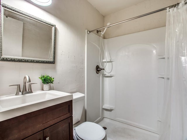 bathroom with vanity, curtained shower, and toilet