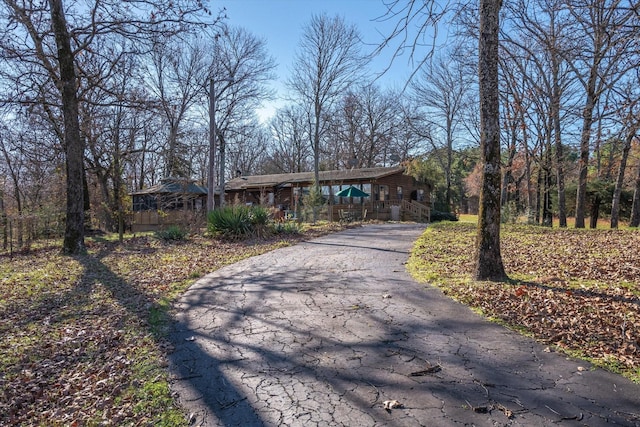 view of front facade with driveway