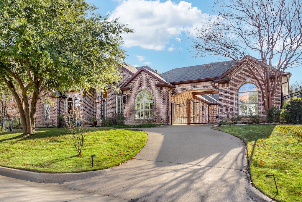 view of front of property featuring a front yard