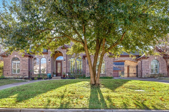 view of front facade featuring a front yard