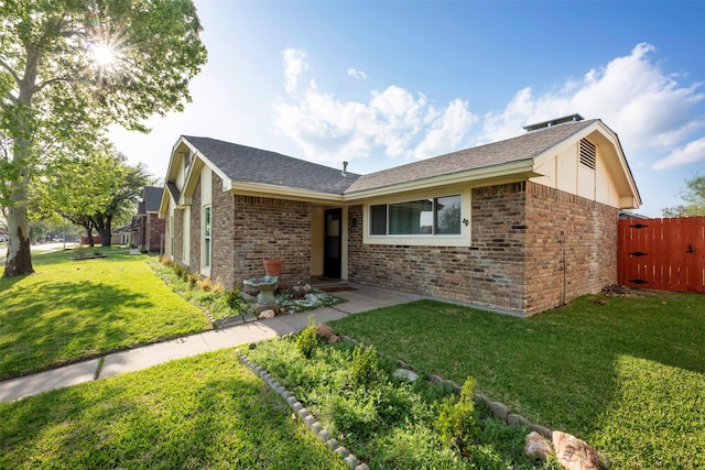 ranch-style house featuring a front yard