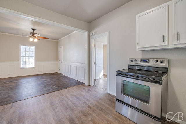 kitchen with white cabinetry, ceiling fan, light hardwood / wood-style flooring, electric stove, and ornamental molding