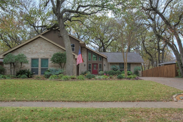 view of front facade featuring a front yard