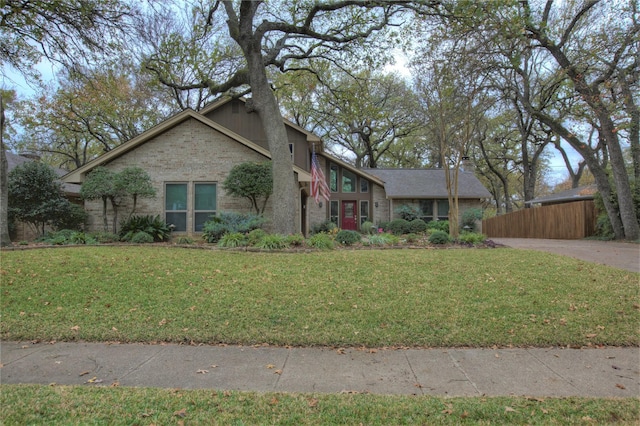 ranch-style house featuring a front yard