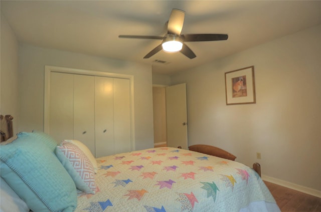 bedroom with ceiling fan, a closet, and hardwood / wood-style floors