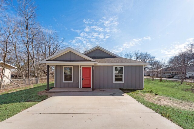 view of front of property with a front yard