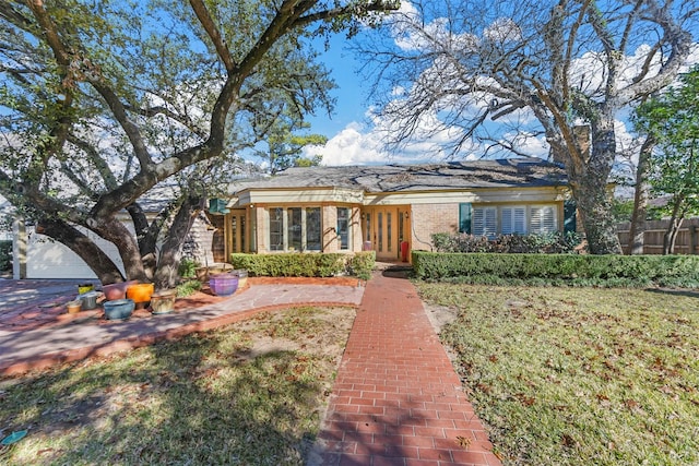 single story home featuring a front yard