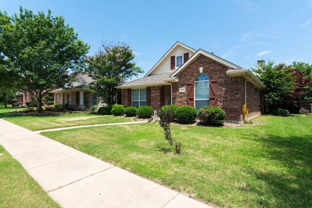 view of front facade featuring a front yard