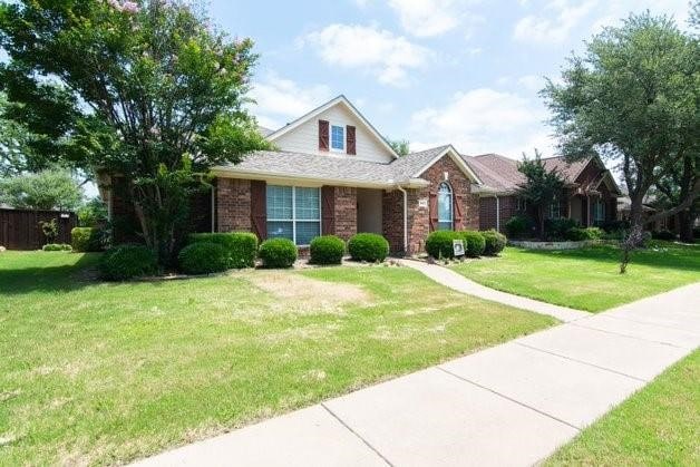 view of front of home featuring a front lawn