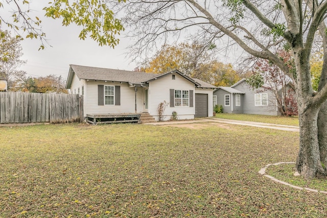 single story home featuring a front lawn