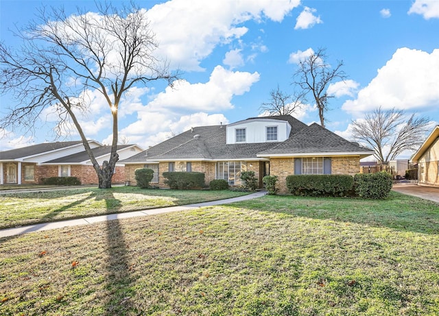 view of front of property featuring a front yard