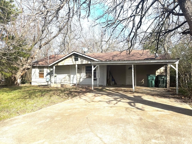 view of front of home with a front yard and a carport