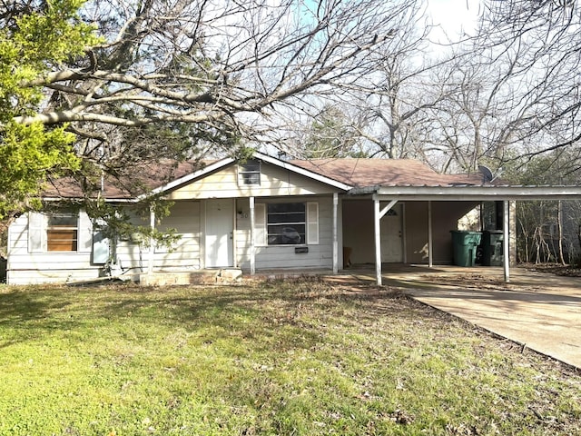 view of front of home featuring a front yard and a carport