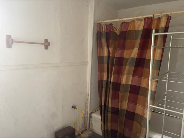 bathroom with curtained shower