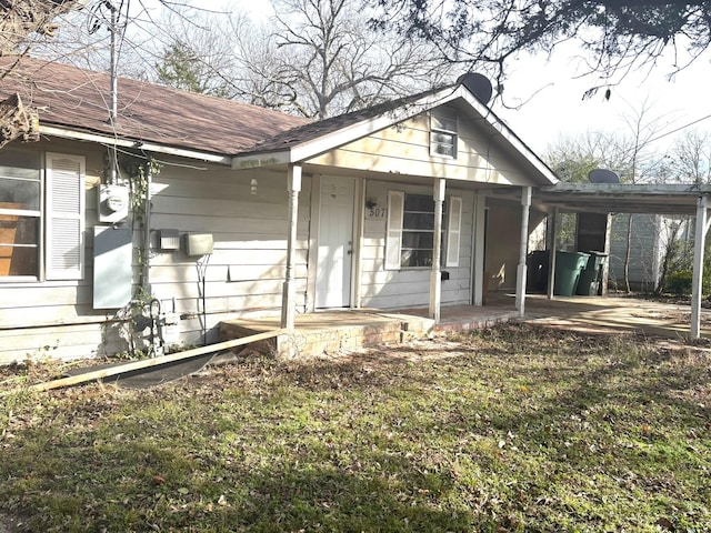 view of front of property with a front lawn