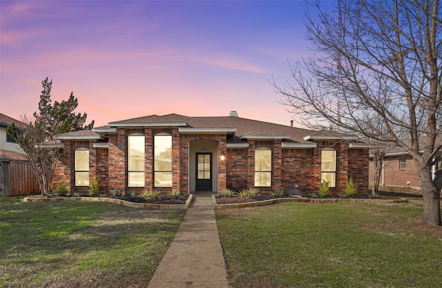 view of front of property featuring a yard