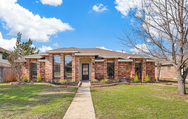 view of front of house featuring a front lawn