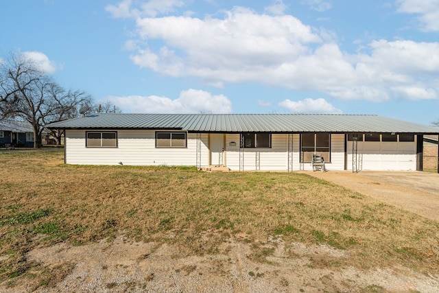 single story home featuring a front lawn