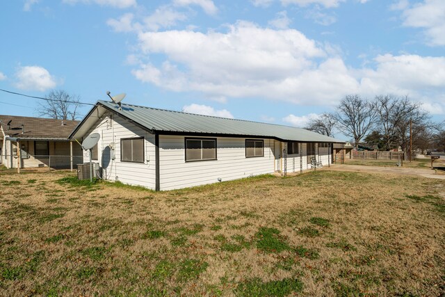 view of side of property featuring a yard