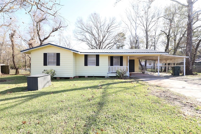 view of front of property featuring a carport, covered porch, and a front yard