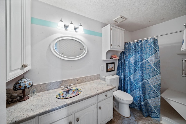 bathroom featuring a textured ceiling, toilet, a shower with shower curtain, visible vents, and vanity