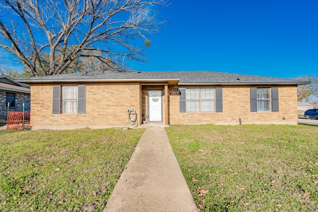 ranch-style home featuring a front lawn